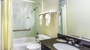 Un baño con bañera, inodoro y lavamanos.