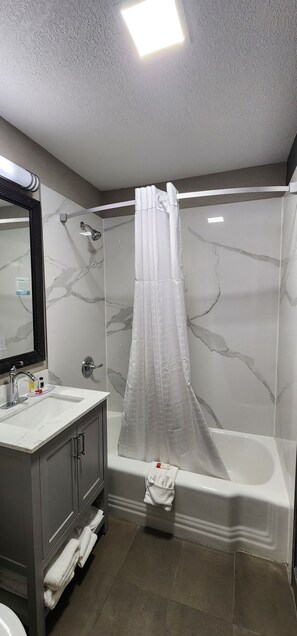 Escrivaninha, ferros/tábuas de passar roupa