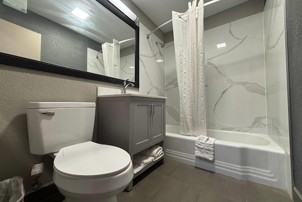 Regadera, amenidades de baño gratuitas, secadora de cabello, toallas