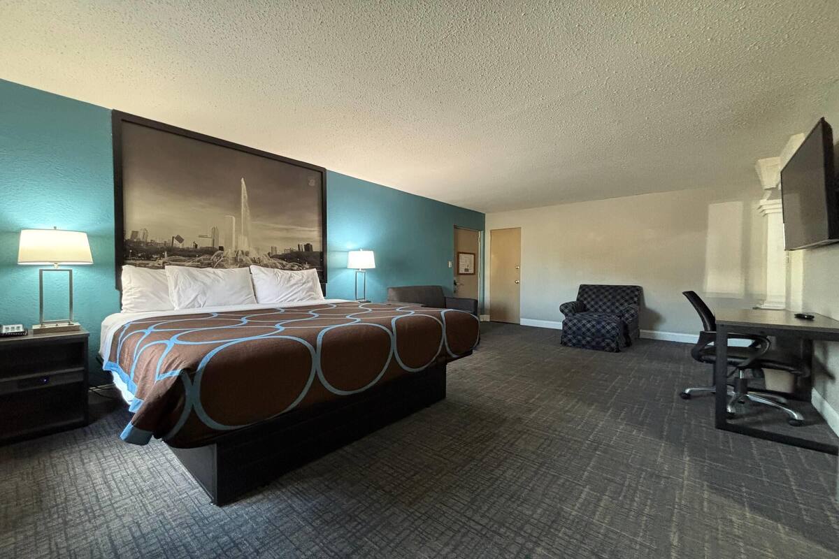 Escrivaninha, ferros/tábuas de passar roupa