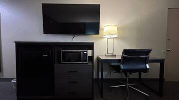 Bàn, bàn ủi/dụng cụ ủi quần áo, giường gấp/giường phụ (phụ phí)