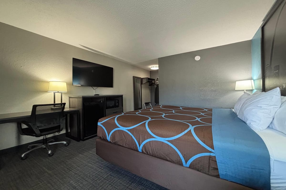 Desk, iron/ironing board, rollaway beds, free WiFi