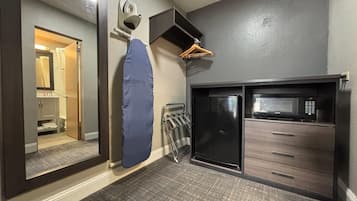 Escritorio, tabla de planchar con plancha, camas supletorias