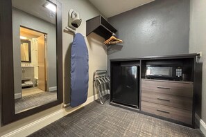 Bureau, fer et planche à repasser, lits pliants/supplémentaires