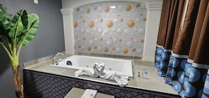 Dusche, kostenlose Toilettenartikel, Haartrockner, Handtücher