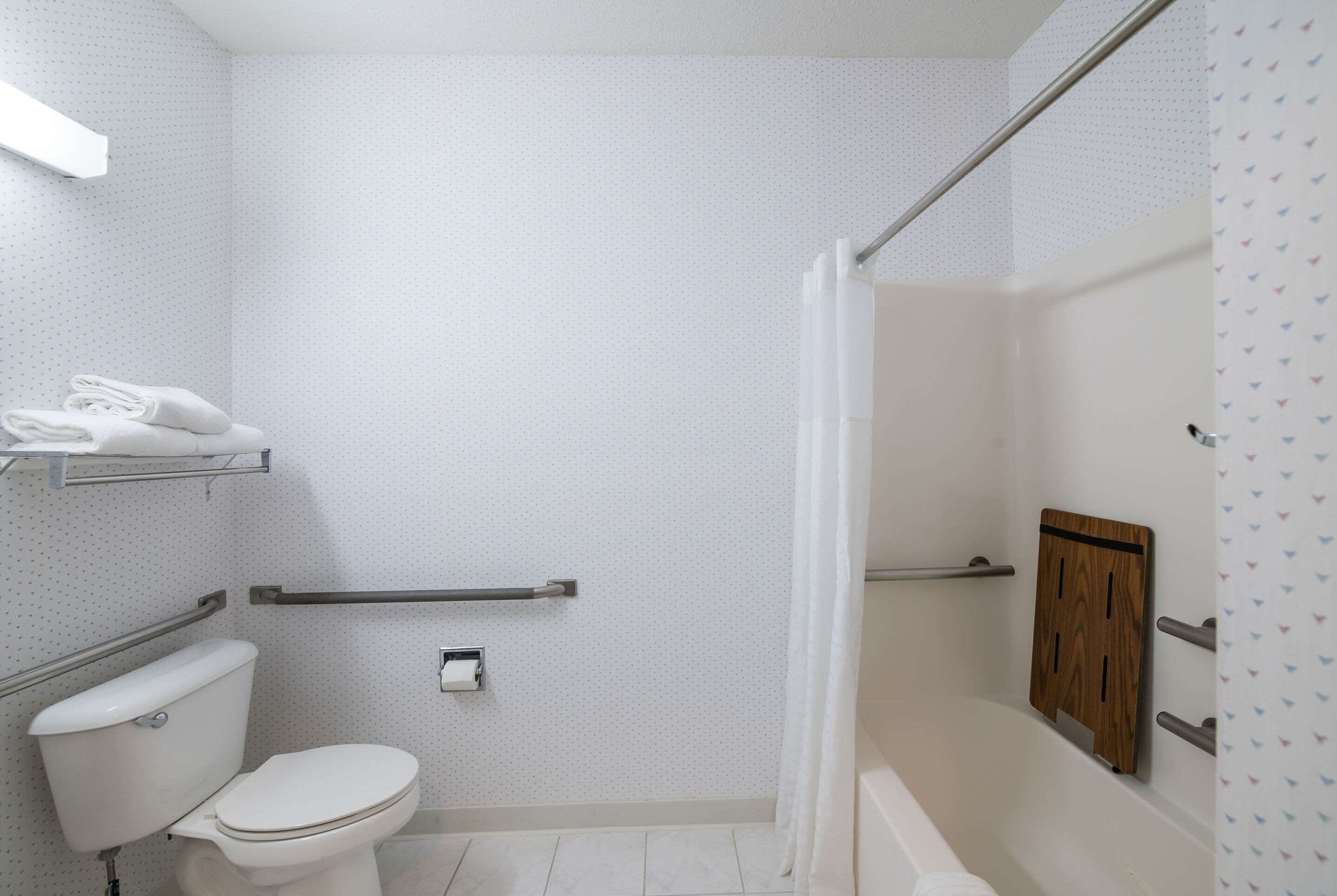 Ein Badezimmer mit Toilette, Dusche und Badewanne.