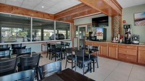 Breakfast area - Baymont by Wyndham Panama City Beach (Panama City Beach)