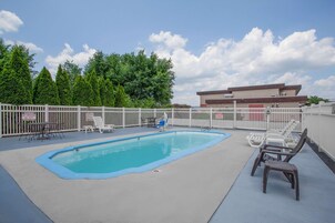 Una piscina al aire libre de temporada