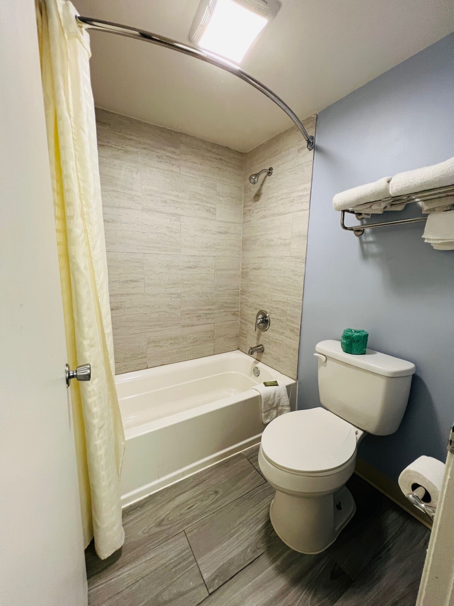 Combined shower/bathtub, towels