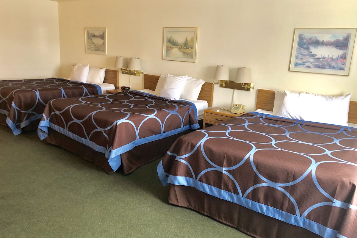 Room, Multiple Beds, Microwave | Desk, blackout drapes, free cribs/infant beds, rollaway beds