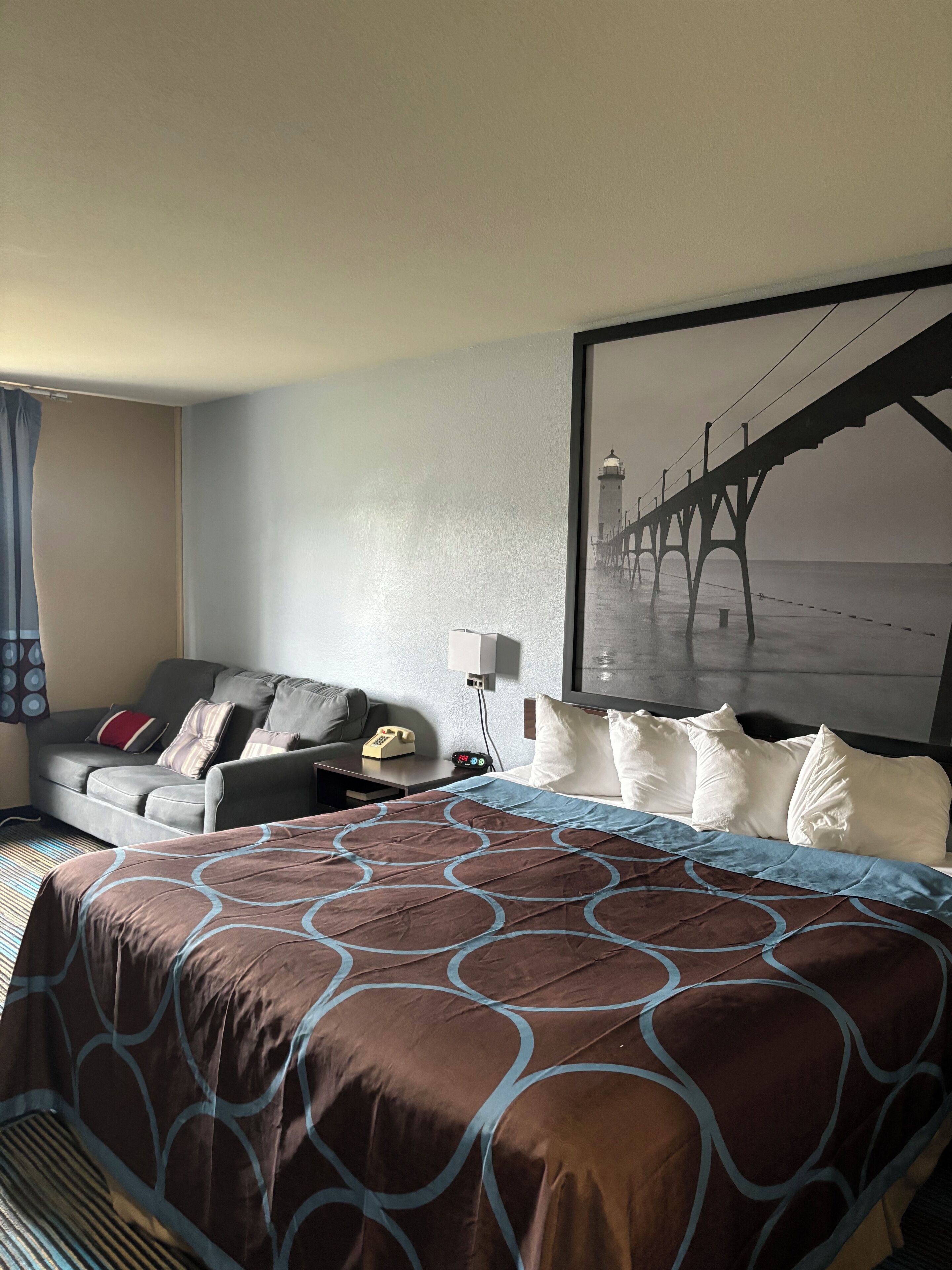 Standaard kamer, 1 kingsize bed | Een bureau, verduisterende gordijnen, gratis babybedden, extra bedden