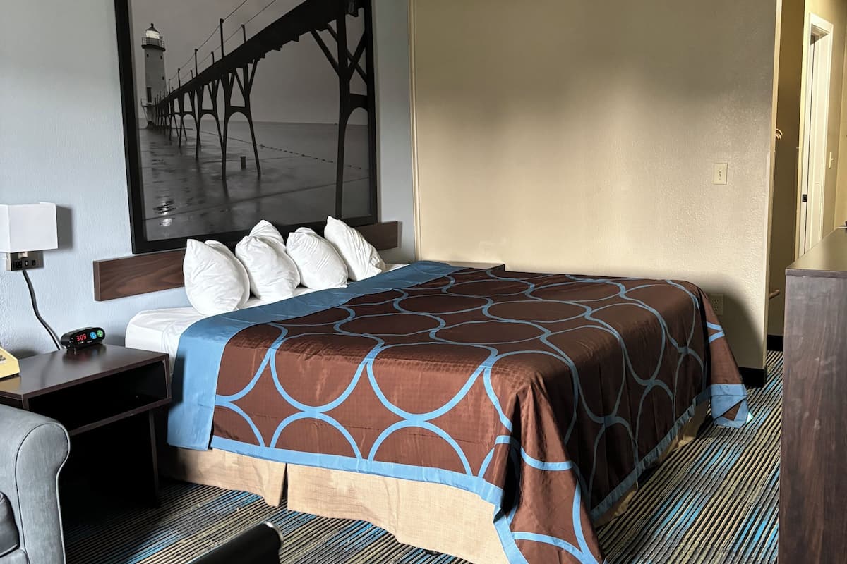 Standard Room, 1 King Bed | Desk, blackout curtains, free cots/infant beds, rollaway beds