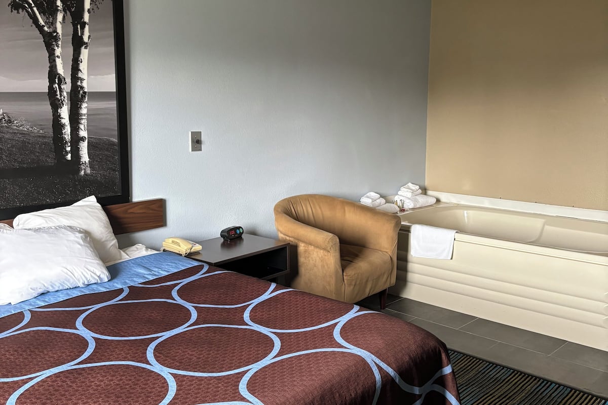 Deluxe Room, 1 Queen Bed, Non Smoking | Desk, blackout drapes, free cribs/infant beds, rollaway beds