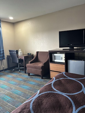 Standard Room, 1 Queen Bed | Desk, blackout drapes, free cribs/infant beds, rollaway beds