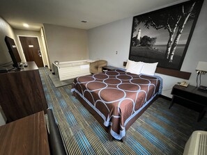 Desk, blackout curtains, free cots/infant beds, rollaway beds - Super 8 by Wyndham Escanaba (Escanaba)