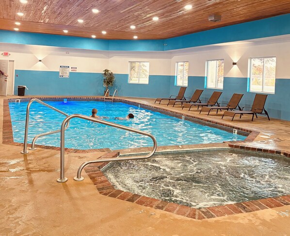 Indoor pool - Super 8 by Wyndham Escanaba (Escanaba)