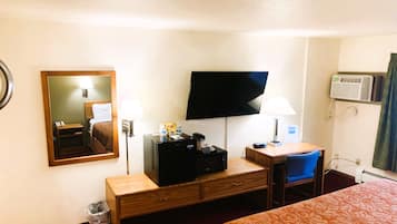 Camera, 1 letto king | Una scrivania, ferro/asse da stiro, Wi-Fi gratuito, lenzuola