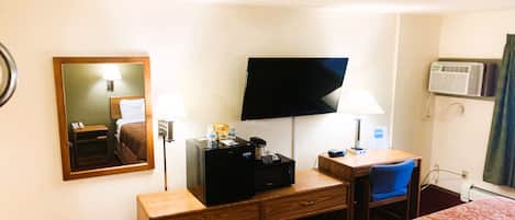 Kamer, 1 kingsize bed | Een bureau, een strijkplank/strijkijzer, gratis wifi, beddengoed