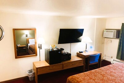 Love Hotels Staples by OYO at HWY 10 MN