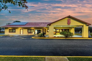 A Red Roof Inn with a single-story structure, a flat roof, and a visible entrance. - Red Roof Inn Sylacauga (Sylacauga)