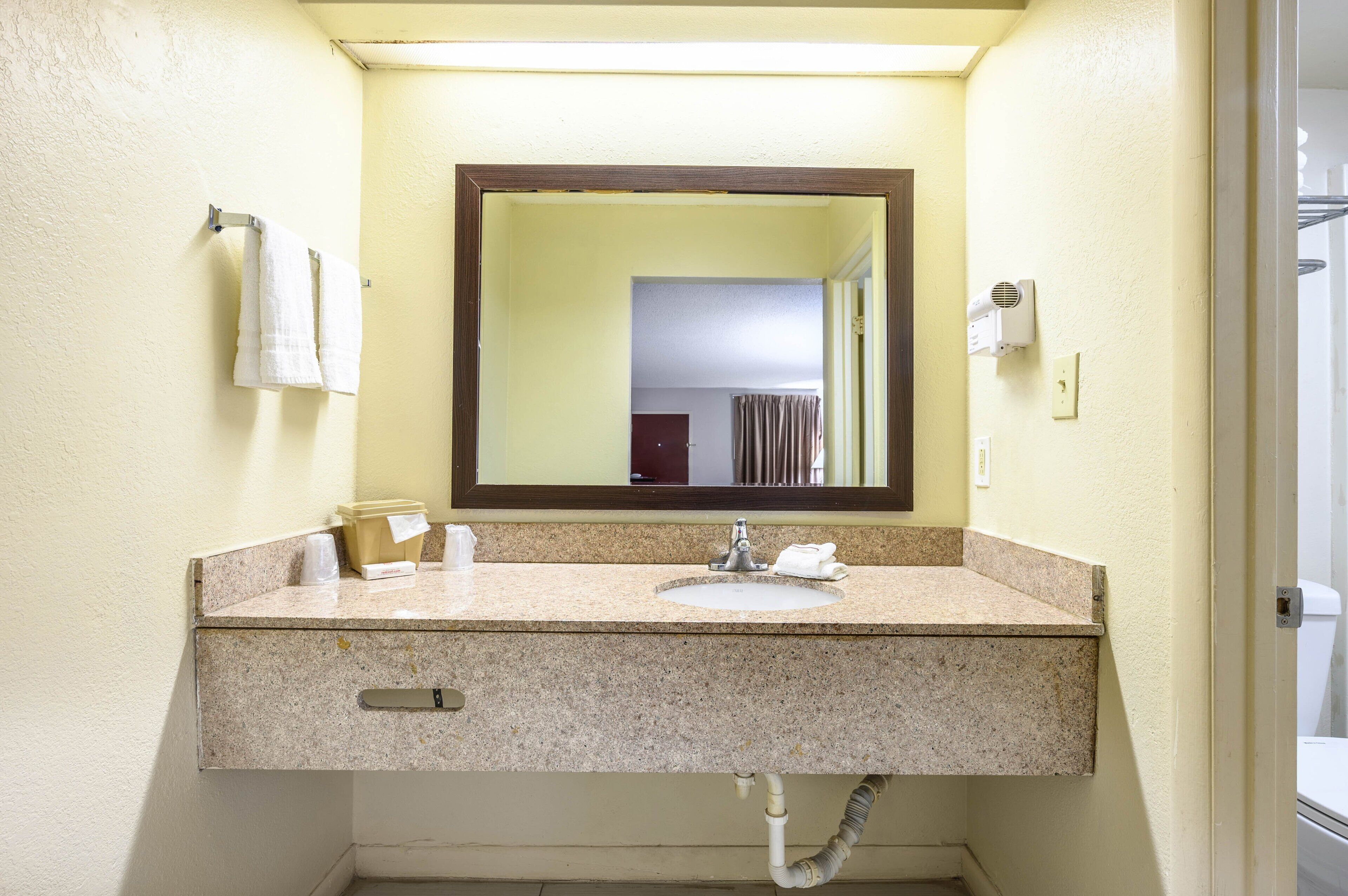 Combined shower/bathtub, free toiletries, hair dryer, towels