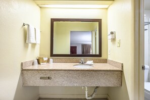 Duschwanne, kostenlose Toilettenartikel, Haartrockner, Handtücher