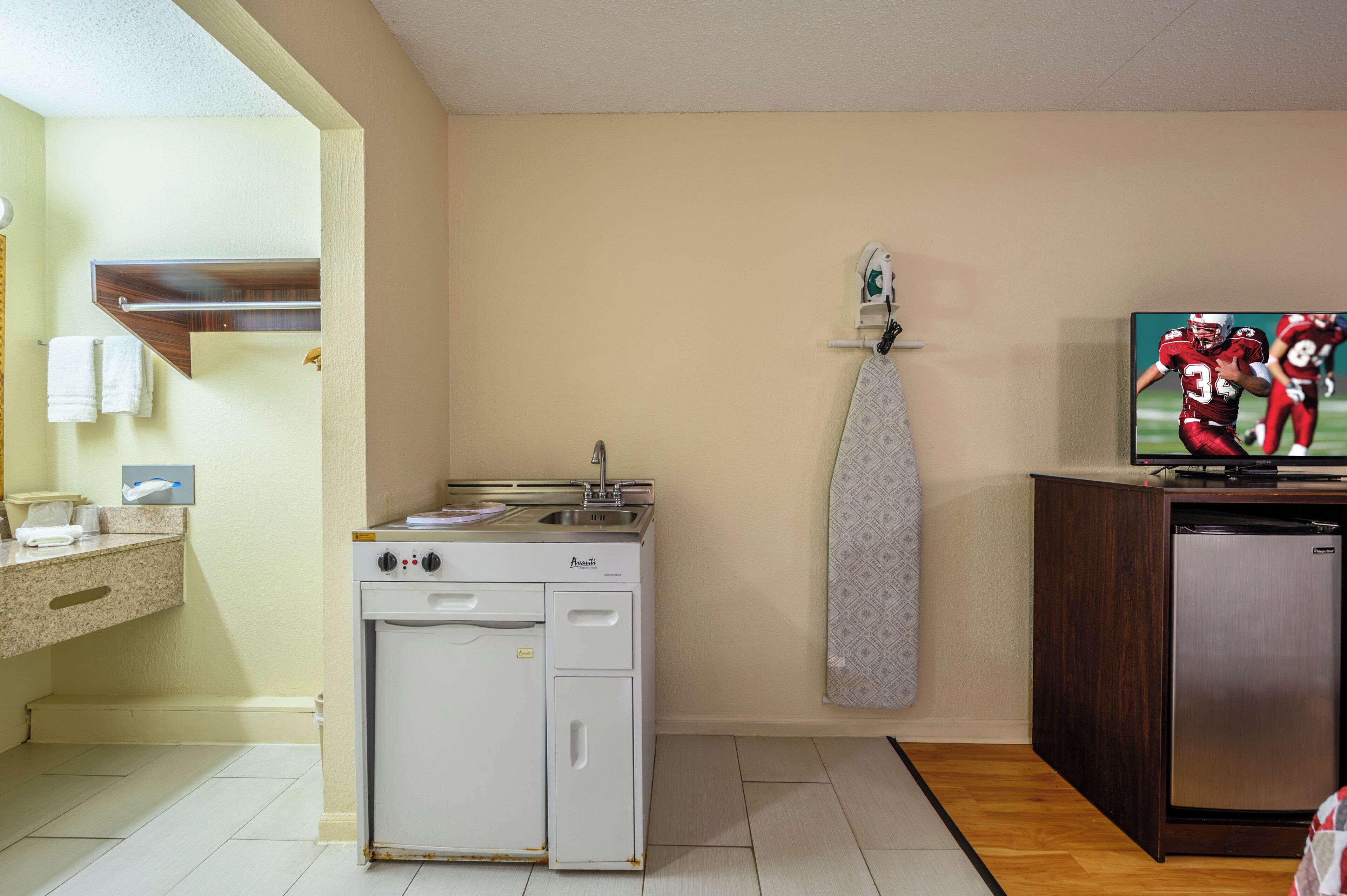 Deluxe Room, 1 King Bed, Smoking, Kitchenette | Blackout drapes, cribs (free), rollaway beds (surcharge), WiFi (free)