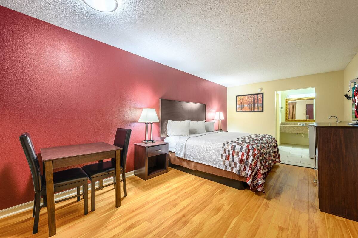 Deluxe Room, 1 King Bed, Smoking, Kitchenette | Blackout drapes, cribs (free), rollaway beds (surcharge), WiFi (free)