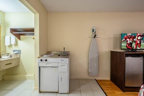 Deluxe Room, 1 King Bed, Smoking, Kitchenette | Private kitchenette