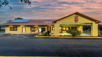 Majoituspaikan julkisivu illalla/yöllä