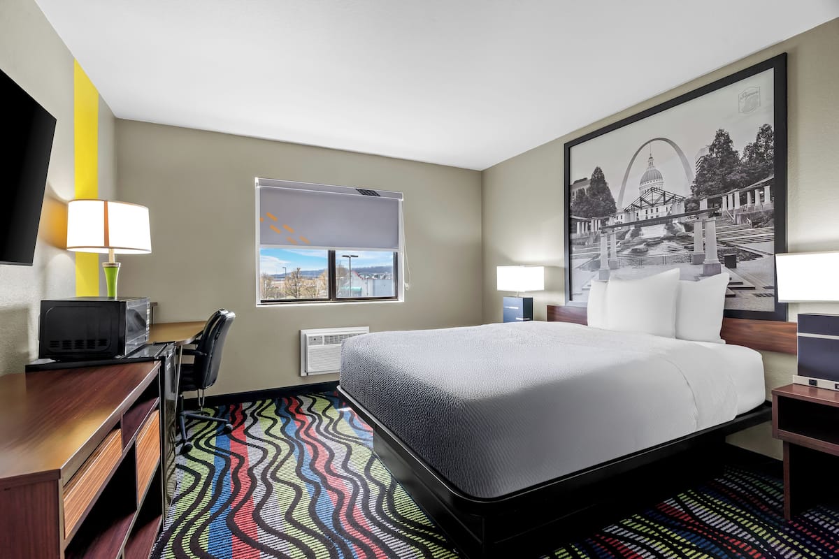 Chambre, 1 grand lit, non-fumeur | Coffre-fort, bureau, rideaux dâobscurcissement