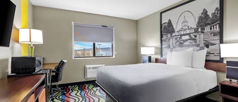 Room, 1 Queen Bed, Non Smoking | In-room safe, desk, blackout drapes, iron/ironing board