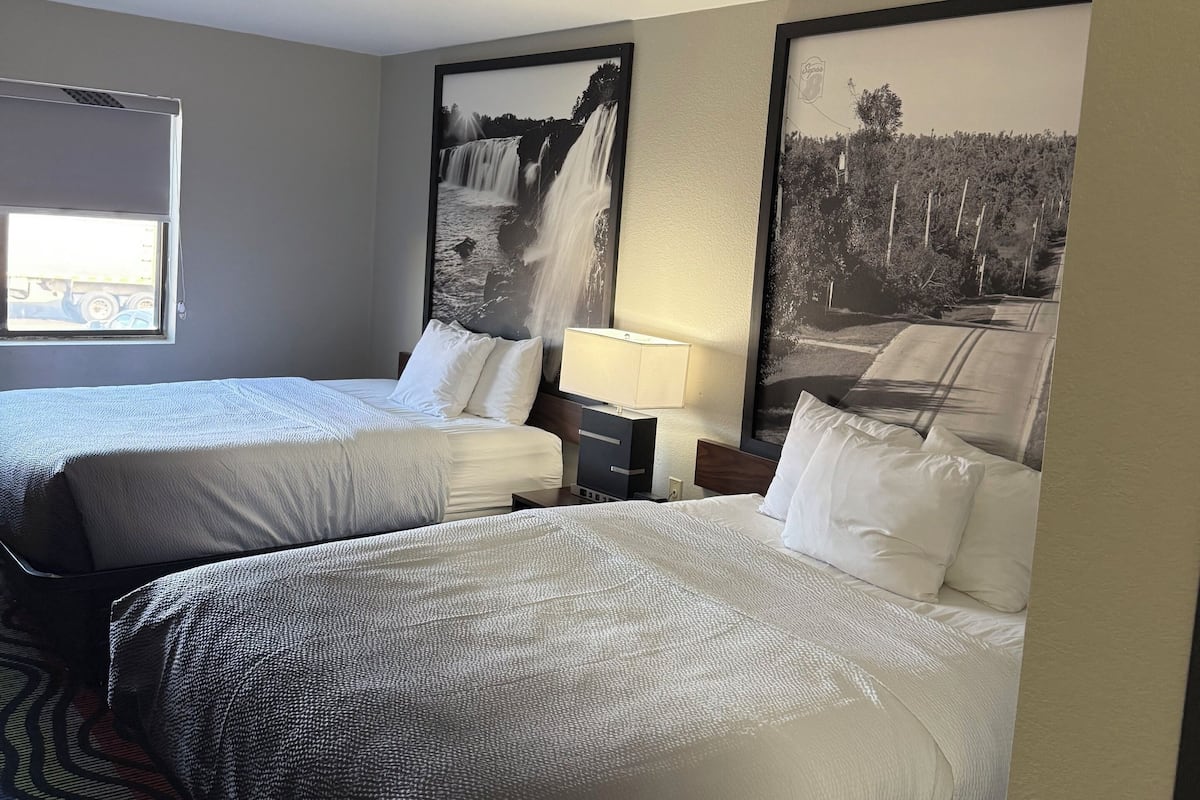 Zimmer, 2 Queen-Betten, Nichtraucher | Zimmersafe, Schreibtisch, Verdunkelungsvorhänge, Bügeleisen/Bügelbrett