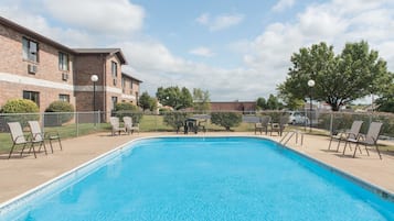 Una piscina al aire libre de temporada