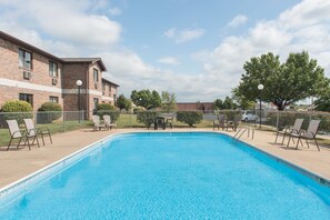 Una piscina al aire libre de temporada