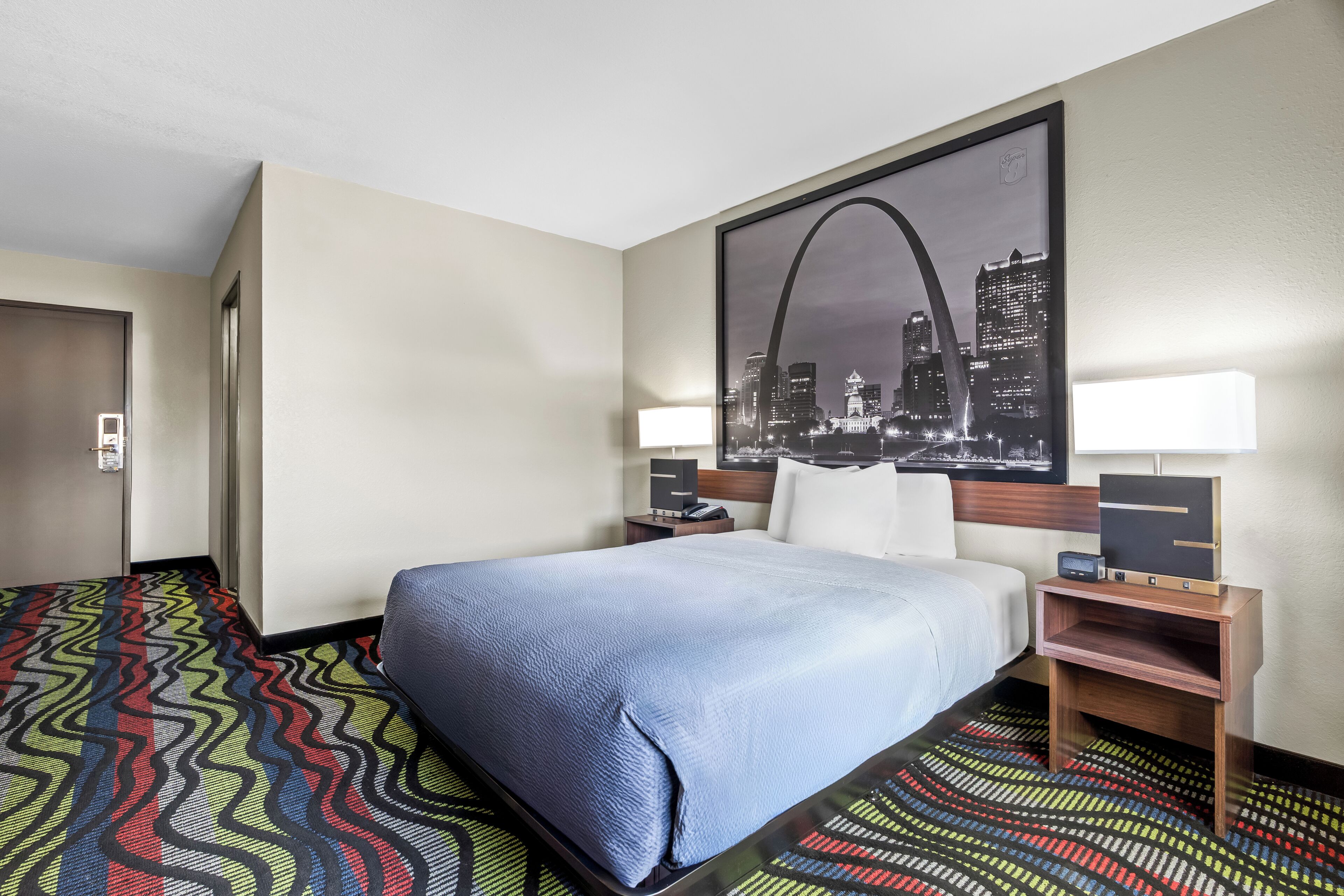 Kamar, 1 Tempat Tidur Queen, akses difabel, Bebas Asap Rokok | Brankas, meja kerja, tirai kedap cahaya, dan setrika/meja setrika