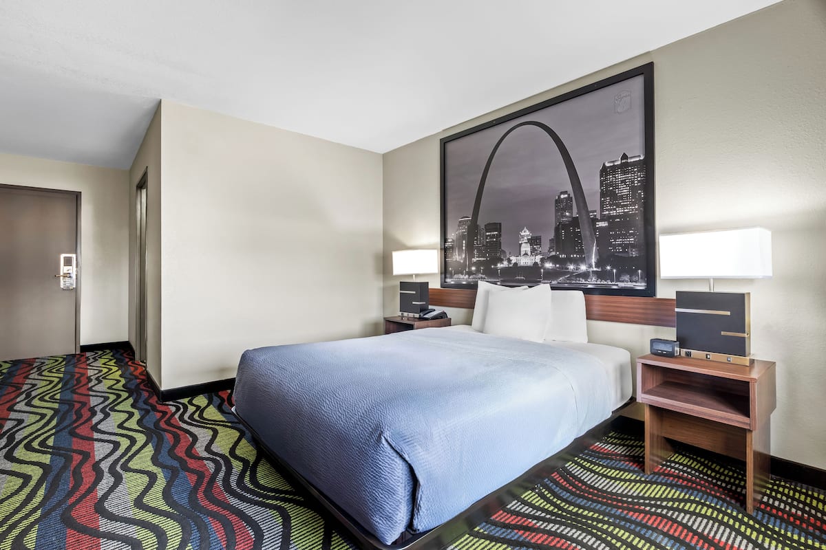 Chambre, 1 grand lit, accessible aux personnes Ă mobilitĂ© rĂ©duite, non-fumeur | Coffre-fort, bureau, rideaux dâobscurcissement