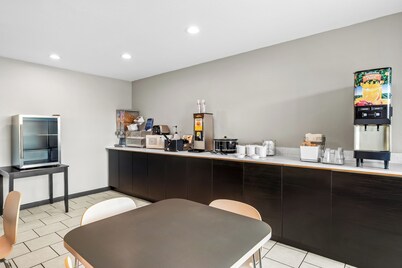 Super 8 by Wyndham Farmington