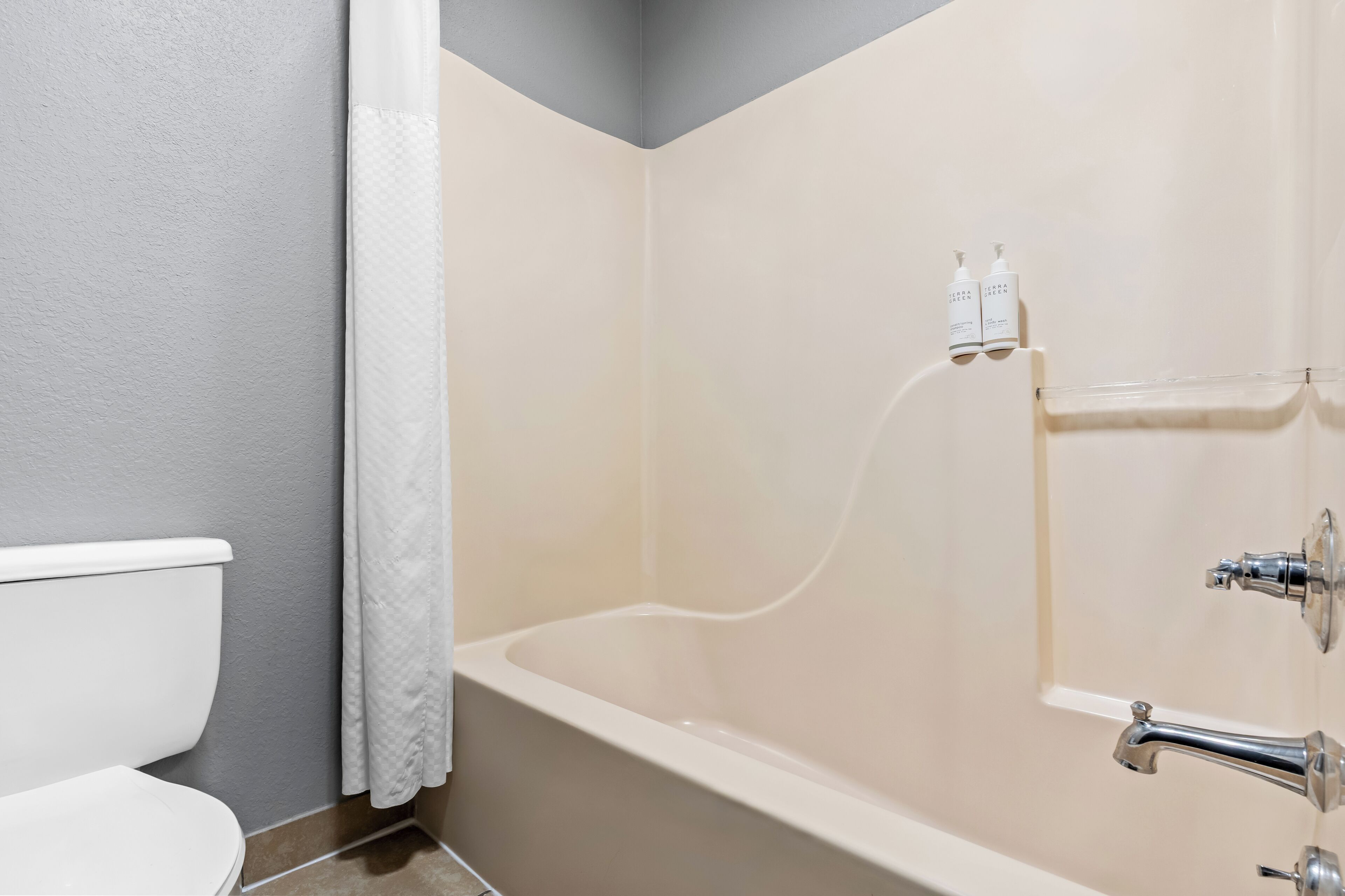 Articles de toilette gratuits, sèche-cheveux, serviettes fournies