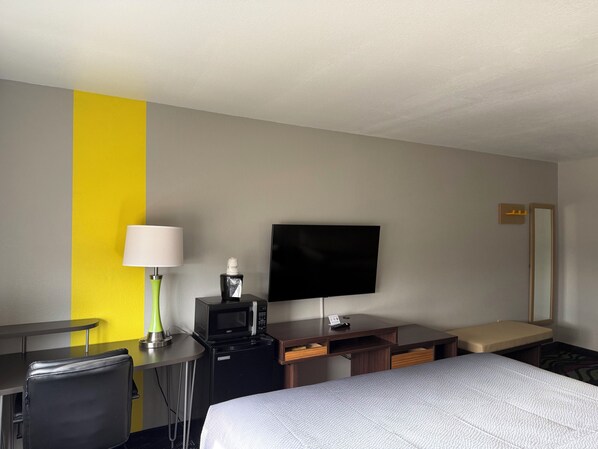 Suite, 1 Tempat Tidur King, Bebas Asap Rokok, lemari es | Brankas, meja kerja, tirai kedap cahaya, dan setrika/meja setrika