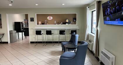 Super 8 by Wyndham Farmington