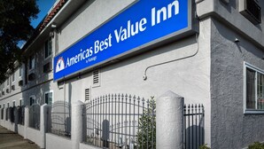 A building with a sign that reads "Americas Best Value Inn." - Americas Best Value Inn Richmond San Francisco (Richmond)