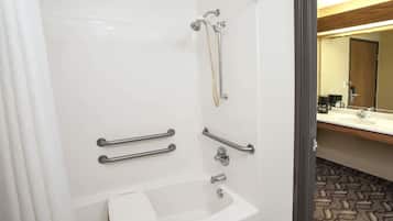 Habitación, accesible para personas con discapacidad | Baño | Ducha y bañera combinadas y artículos de higiene personal gratuitos