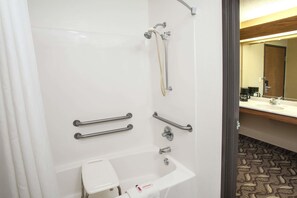 Room, Accessible | Bathroom | Combined shower/tub, free toiletries, hair dryer, towels