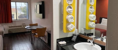 Bureau, accĂšs au Wi-Fi (inclus), literie fournie