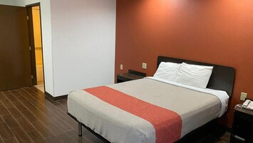 Queen Room, Accessible, Non-Smoking | Desk, free WiFi, bed sheets