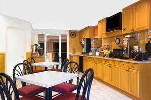 Free daily continental breakfast - Americas Best Value Inn Darien (Darien)