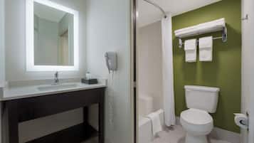 Bañera con ducha, artículos de tocador gratuitos, secador de pelo