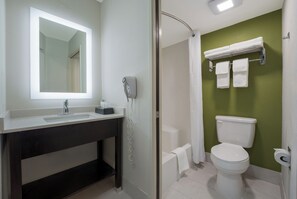 Combined shower/bathtub, free toiletries, hair dryer, towels - Sleep Inn Madison (Madison)