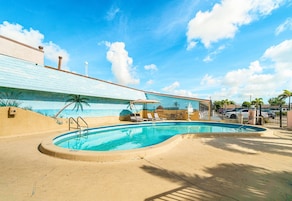 Una piscina al aire libre
